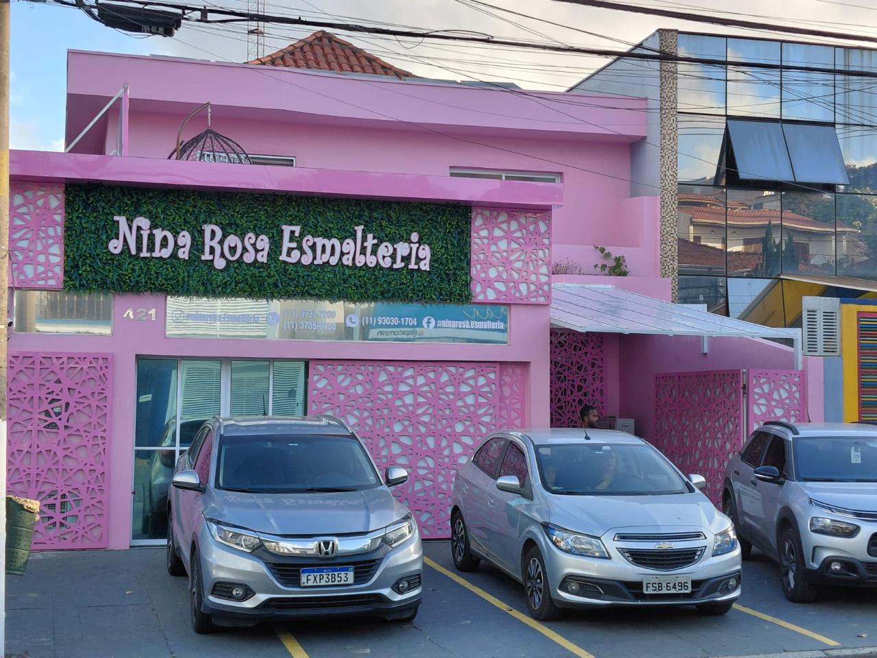 Fachada rosa da nova matriz da Nina Rosa Esmalteria