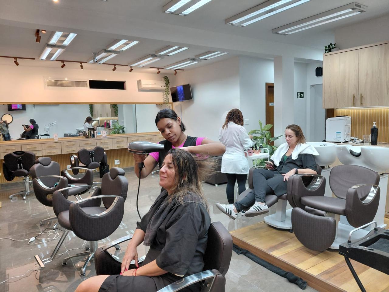 Profissionais atendendo clientes no salão da Nina Rosa Esmalteria