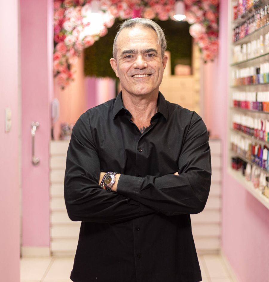 Fundador da Nina Rosa Esmalteria no corredor do nail bar da matriz